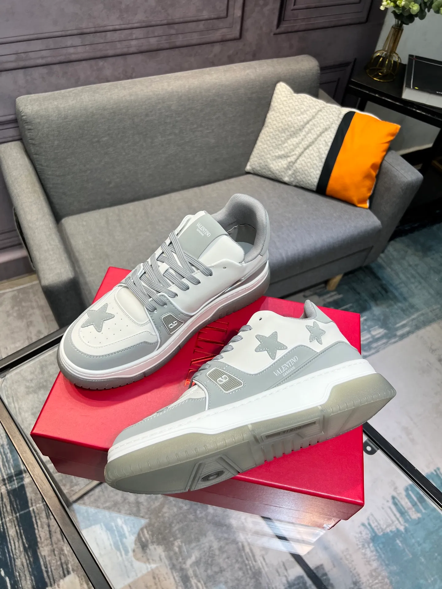 Men's Men's Shoes 💰660 Valentino 2023 early autumn new star shoes are now online! Wang Hedi and Ren Jialun have been worn by many celebrities. Who can refuse the same couple shoes as Wang Hedi! The design of Stars Stab My Heart is cool and spicy. The material of the shoes is cowhide, and every color is beautiful! Size 35-40, men’s size 39-44 (women’s 41, men’s 38, 45🉑️customized)